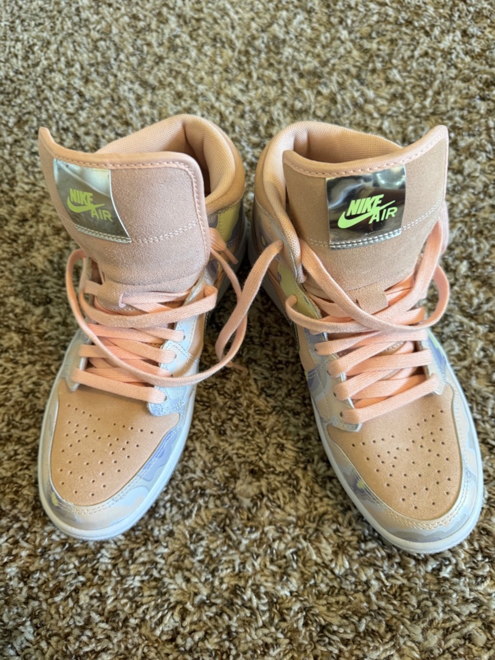Women’s sneaker by Nike 8(us). Leather and suede upper .